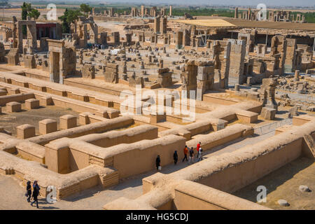 Panoramica di Persepolis dalla tomba di Artaserse III, palazzo di 100 colonne in centro, Tesoro in primo piano, l'UNESCO, Iran Foto Stock