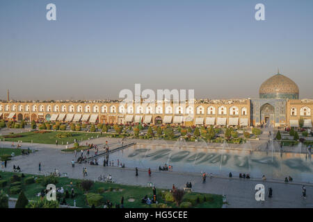 Vista su tutta Naqsh-e (L Imam) Square, UNESCO, da Ali Qapu palazzo di fronte lo Sceicco Lotfollah, Moschea di Isfahan, Iran, Medio Oriente Foto Stock
