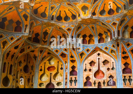 Il soffitto della sala da musica di Ali Qapu Palace con inizio progettazione acustica, Ali Qapu Palace, Isfahan, Iran, Medio Oriente Foto Stock