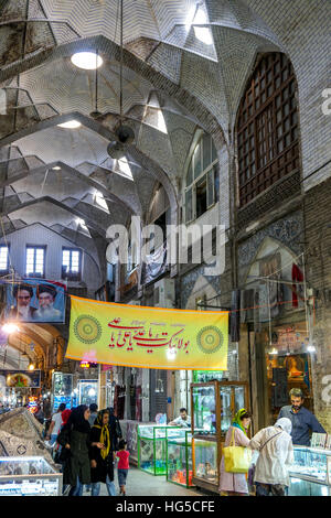 Con soffitti a volta arcade, Grand Bazaar di Isfahan, Iran, Medio Oriente Foto Stock