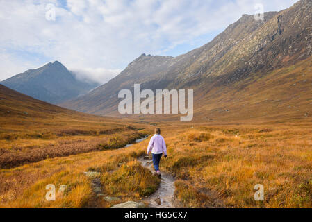 Donna che cammina in Glen Sannox, Isle of Arran, North Ayrshire, in Scozia, Regno Unito Foto Stock