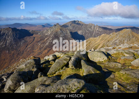 Vista sulle montagne a nord dalla sommità del Goatfell, Isle of Arran, North Ayrshire, in Scozia, Regno Unito Foto Stock
