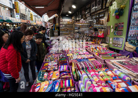 Negozio di souvenir in al Mercato di Namdaemun e Jung-gu, Seoul, Corea Foto Stock