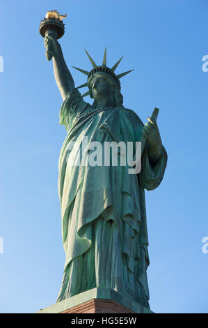 Statua della Libertà contro il cielo blu nella città di New York, Stati Uniti d'America Foto Stock