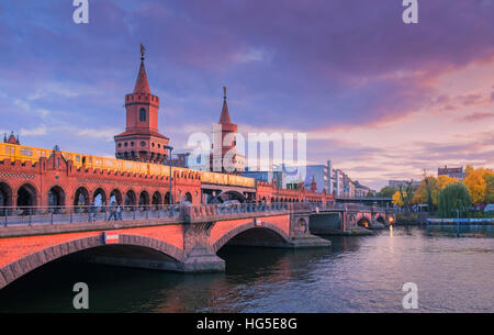 U-Bahn treno attraversando Oberbaum ponte sul fiume Spree, Berlino, Germania Foto Stock