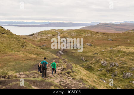 Il vecchio uomo di Storr, Isola di Skye - sentiero che torna giù per la strada guardando verso l'isola di Raasay & terraferma scozzese Foto Stock