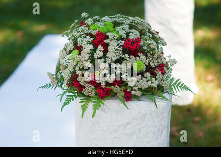 Bellissime decorazioni per matrimoni di fiori alla cerimonia nel Parco Foto Stock