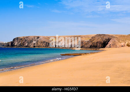 Una vista della Playa Mujeres spiaggia di Playa Blanca, Lanzarote, Isole Canarie, Spagna Foto Stock