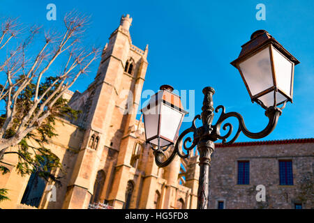 Una vista laterale della Cattedrale di Narbonne, dedicata ai Santi Justus e pastore, in Narbonne Francia Foto Stock