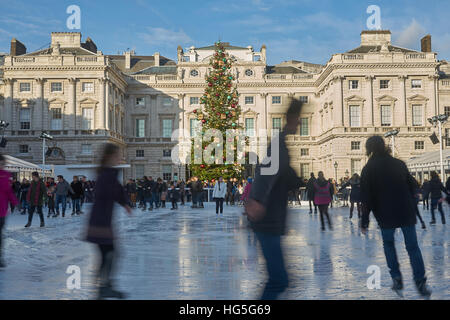 Pista di pattinaggio su ghiaccio, somerset house. Pattinaggio sul ghiaccio. Foto Stock