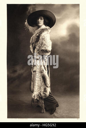 Post era edoardiana donna di fotografia di moda. Donna che indossa una vasta colmato hat e ricoprire i. 1913 Foto Stock