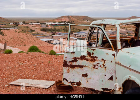 Abbandonato rusty auto in Coober Pedy, Sud Australia Foto Stock