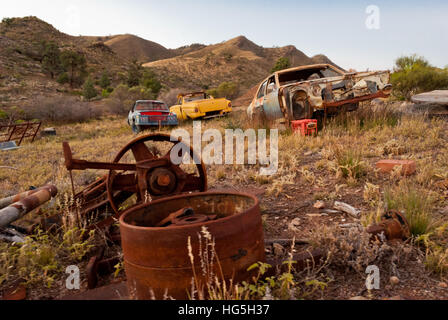 Abbandonate le automobili arrugginito nel bush australiano Foto Stock