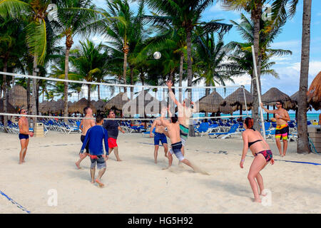 I turisti a giocare a beach volley e la Riviera Maya, Playa del Carmen, Messico Foto Stock