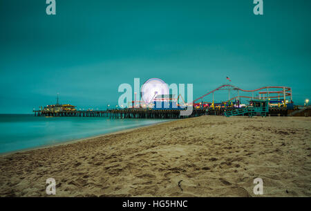 Santa Monica Pier di notte, Los Angeles, California. Lunga esposizione. Foto Stock