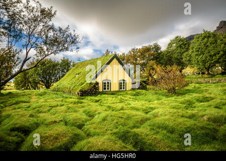 Turf chiesa nel piccolo villaggio islandese di Hof, Skaftafell Islanda. Lunga esposizione. Foto Stock