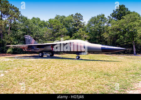 Il General Dynamics F-111E-CF, numero di serie 68-0058, faceva parte della United States Air Force e fu assegnato per l'ultima volta al 40th Flight test Squadron presso Eglin AFB, Florida. Ora in mostra all'Air Force Armament Museum, questo iconico velivolo a reazione rappresenta i progressi nell'aviazione militare e nelle tecnologie di collaudo. Foto Stock