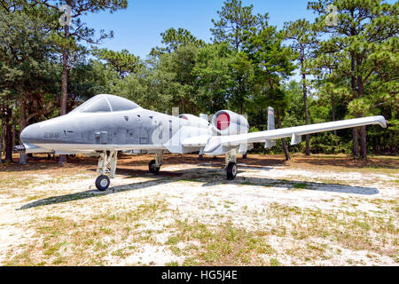 Fairchild-Republic A-10A Thunderbolt II, 75-0288, c/n 37, AMARC come AC0135, 9 ottobre 1992, quindi per visualizzare a USAF Armament Museum, Eglin AFB, Florida, uscire AMARC, 11 aprile 2000. Viene visualizzato per un tempo segnato come 77-205 con 'NO' tailcode, ma ora indossa corretta identità. Foto Stock