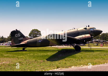 Douglas TC-47B-25-DK Skytrain, c/n 32818, 44-76486, BuNo 39103, ultimo azionato da aviazione esercito di distacco a Fort Monmouth, NAS Lakehurst, NJ e servita come un test elettronico di aeromobili, assegnato alla comunicazione dell'esercito - Comando elettronico. Rinominato NC-47D, marzo 1965. Per Eglin AFB, settembre 1976 dell'esercito marrone e bianco dello schema, visualizzato come AC-47 Spooky gunship, 43-49010, '43-010'. L'originale 43-49010 sopravvive anche come un visualizzatore in corrispondenza di guerra del Vietnam Veterans Memorial Museum, Esercito Surasri Camp, Kanchanaburi Thailandia Foto Stock