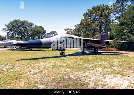 Il General Dynamics F-111E-CF, assegnato per l'ultima volta al 40th Flight test Squadron presso Eglin Air Force base in Florida, è ora conservato presso l'Air Force Armament Museum. L'aereo, soprannominato Aardvark, era noto per il suo armamento avanzato e le sue capacità di volo. Foto Stock