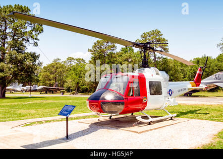 Il Bell UH-1M-BF Iroquois, codice di coda ET, è una versione modificata dell'elicottero UH-1C-BF. Ha servito con le unità dell'esercito degli Stati Uniti nel sud-est asiatico prima di essere acquisito dall'Air Force Armament Museum nel dicembre 1999. L'elicottero è esposto alla Eglin Air Force base. Foto Stock