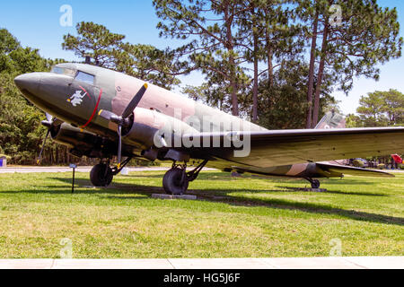 Douglas TC-47B-25-DK Skytrain, c/n 32818, 44-76486, BuNo 39103, ultimo azionato da aviazione esercito di distacco a Fort Monmouth, NAS Lakehurst, NJ e servita come un test elettronico di aeromobili, assegnato alla comunicazione dell'esercito - Comando elettronico. Rinominato NC-47D, marzo 1965. Per Eglin AFB, settembre 1976 dell'esercito marrone e bianco dello schema, visualizzato come AC-47 Spooky gunship, 43-49010, '43-010'. L'originale 43-49010 sopravvive anche come un visualizzatore in corrispondenza di guerra del Vietnam Veterans Memorial Museum, Esercito Surasri Camp, Kanchanaburi Thailandia Foto Stock