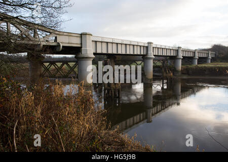 Bilico ponte ferroviario sul fiume Tywi/Towy, al di fuori di Carmarthen Foto Stock