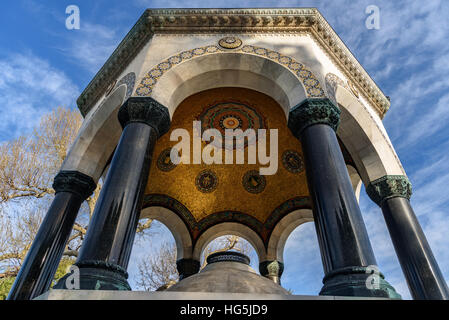 Il tedesco della fontana è un gazebo fontana di stile nell'estremità settentrionale del vecchio ippodromo, Istanbul, Turchia Foto Stock