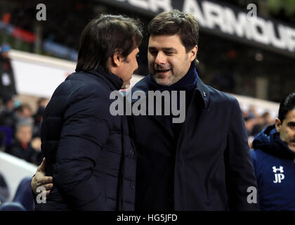 Chelsea manager Antonio Conte e Tottenham Hotspur manager Mauricio Pochettino durante il match di Premier League a White Hart Lane, Londra. Foto Stock