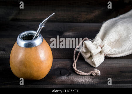 Yerba mate con bombilla e lino su sfondo di legno Foto Stock