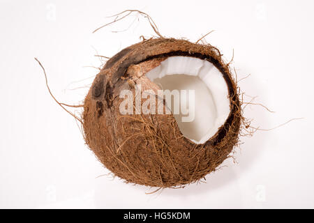 Noce di cocco, frutto di noce di cocco, latte di cocco, acqua fresca. Esotico, esotici. Frutta, cibo. Intaglio, tagliati fuori. Sfondo bianco, coppa, li Foto Stock