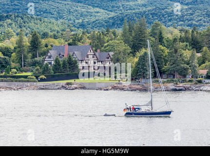 Grande Tudor Mansion tra sempreverdi sulla costa del Maine vicino a Bar Harbor Foto Stock