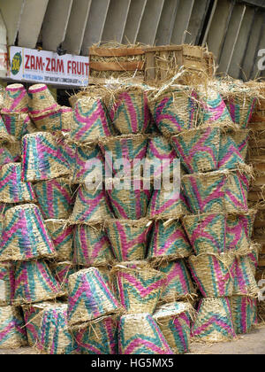 Manghi per la vendita nel mercato locale di Pune, Maharashtra, India Foto Stock