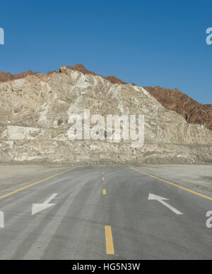 Strada non finito di andare dritti per la montagna Foto Stock