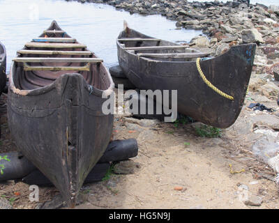 Barche di pescatori sulla spiaggia. Calicut, Kerala, India Foto Stock