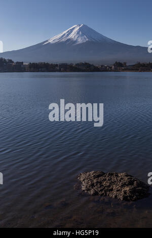 Lago Kawaguchi o Kawaguchiko è più famoso per la sua incomparabile vista del Monte Fuji Foto Stock