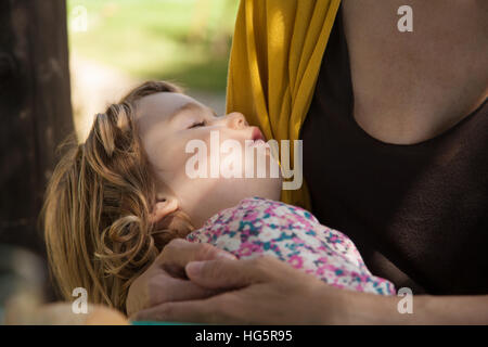 bambino di 3 anni che dorme sul letto con il suo cuscino preferito Foto  stock - Alamy