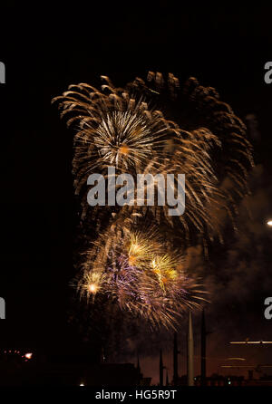 Fuochi d'artificio esplodere sul castello di Edimburgo al nuovo anno Foto Stock