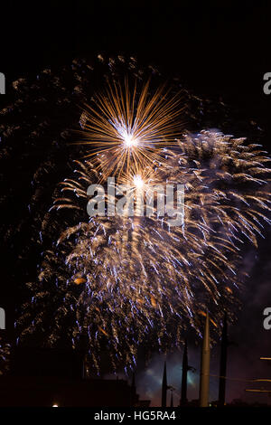 Fuochi d'artificio esplodere sul castello di Edimburgo al nuovo anno Foto Stock