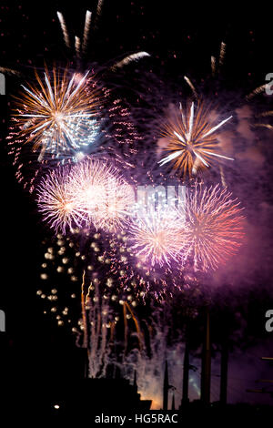 Fuochi d'artificio esplodere sul castello di Edimburgo al nuovo anno Foto Stock