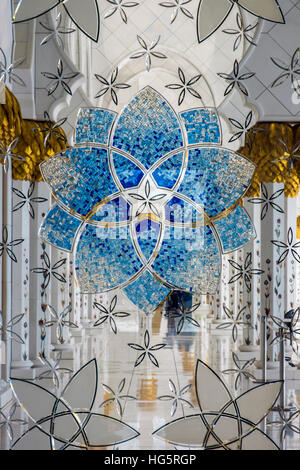 Interni decorati in vetro, Moschea Sheikh Zayed, Abu Dhabi, Emirati Arabi Uniti Foto Stock