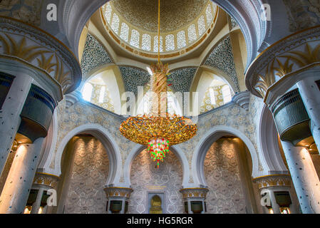 Uno dei lampadari che ornano la principale sala da preghiera, Moschea Sheikh Zayed, Abu Dhabi, Emirati Arabi Uniti Foto Stock
