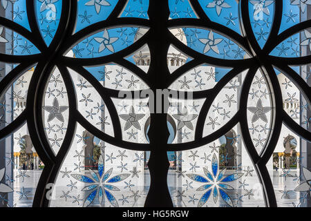 Cortile interno della Moschea Sheikh Zayed visto attraverso un interni decorati in vetro, Abu Dhabi, Emirati Arabi Uniti Foto Stock