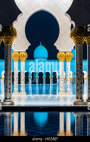 Vista notturna del cortile interno della Moschea Sheikh Zayed, Abu Dhabi, Emirati Arabi Uniti Foto Stock