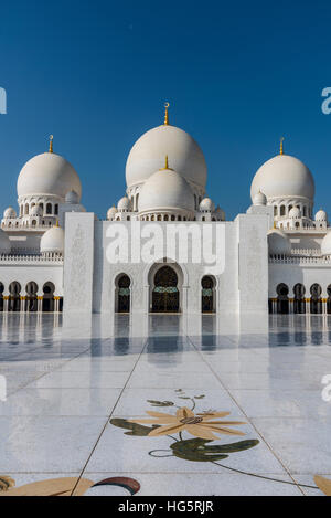 Cortile interno della Moschea Sheikh Zayed, Abu Dhabi, Emirati Arabi Uniti Foto Stock