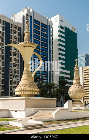 Caffè arabo pot monumento alla cultura Square, Abu Dhabi, Emirati Arabi Uniti Foto Stock