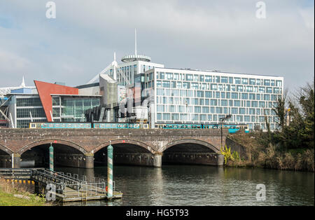 Cardiff City che mostra il fiume Taff e il ponte della ferrovia con treno, Galles del Sud Foto Stock