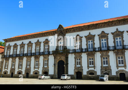 Palazzo Vescovile (ex residenza dei vescovi di Porto), Portogallo. Costruita nel XII o XIII secolo, la ricostruzione nel XVIII secolo dall'architetto Nicolau a Naso Foto Stock