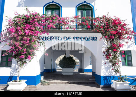 Tipica architettura di Puerto de Mogan, un piccolo porto di pesca in Gran Canaria. Foto Stock