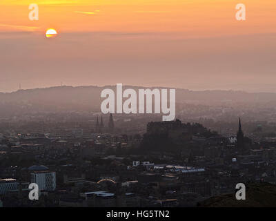 Regno Unito, Scozia, Lothian, Edimburgo, Holyrood Park, il tramonto sopra la città di Edimburgo è vista dalla parte superiore del Arthur Seat. Foto Stock